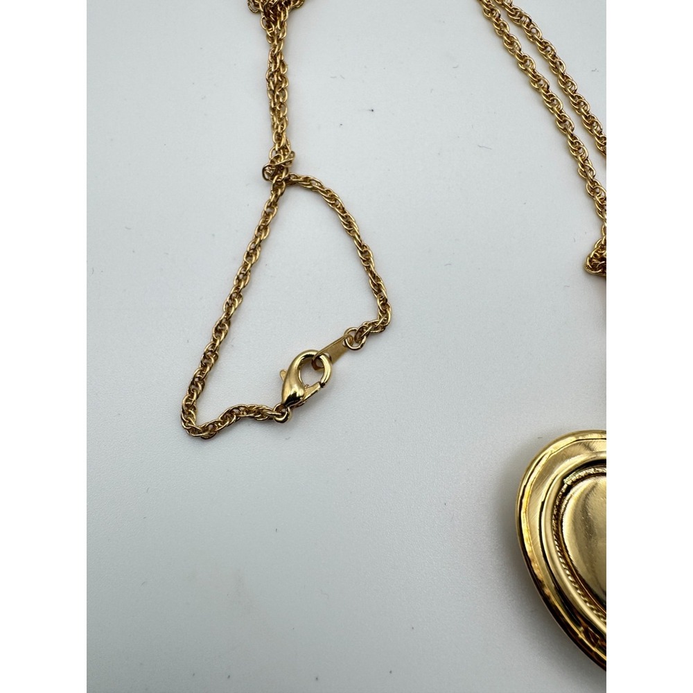 Vintage Locket Necklace Gold Tone Oval Mother of Pearl Praying Hands Religious - Picture 8 of 9